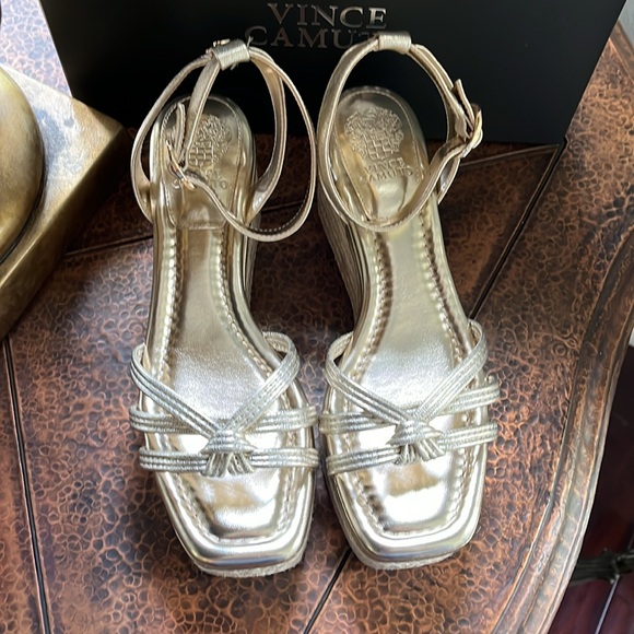 VINCE CAMUTO WEDGE SANDALS - Picture 4 of 9